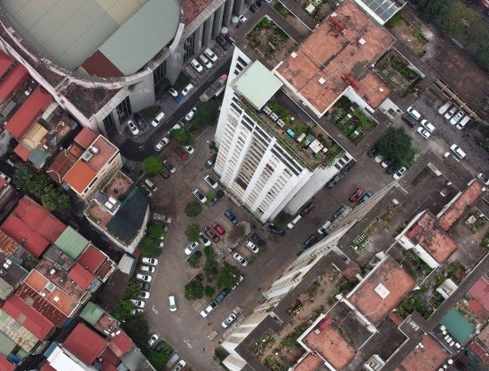 Sở Quy hoạch - Kiến trúc Hà Nội phản hồi về con đường lách giữa 2 tòa chung cư - Ảnh 1.