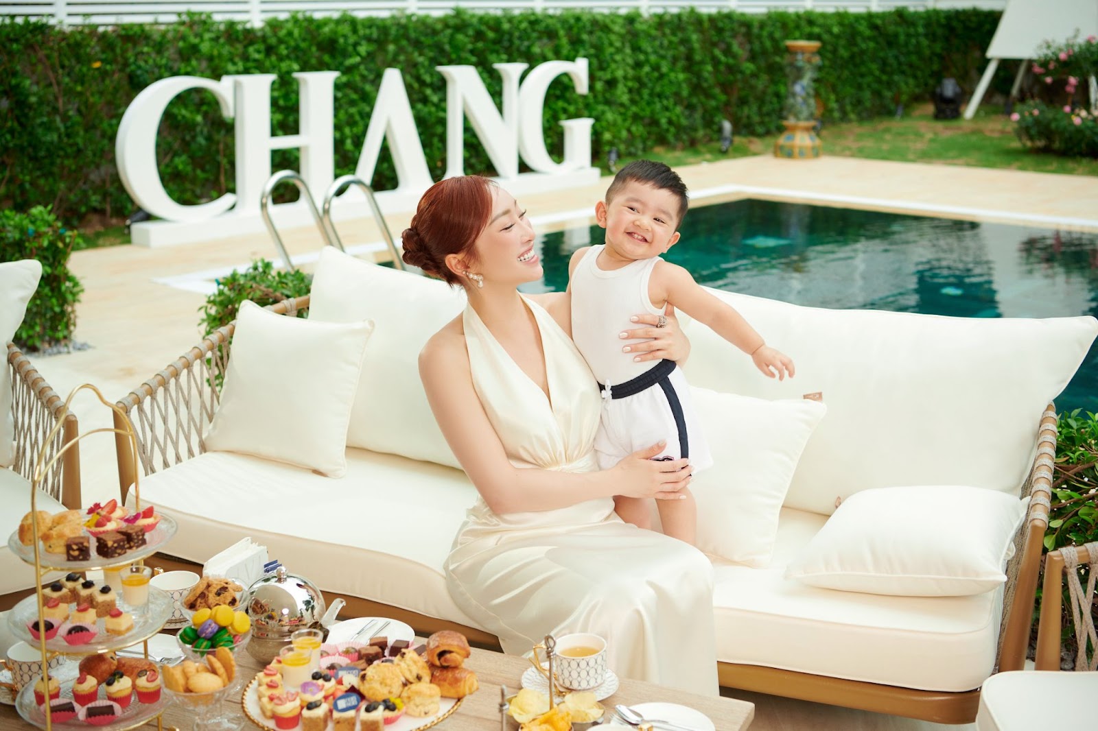 Bà xã CEO của Chi Bảo đón sinh nhật ở biệt thự mới triệu đô, khoe sắc vóc U40 ‘trông mòn con mắt’ - Ảnh 1.