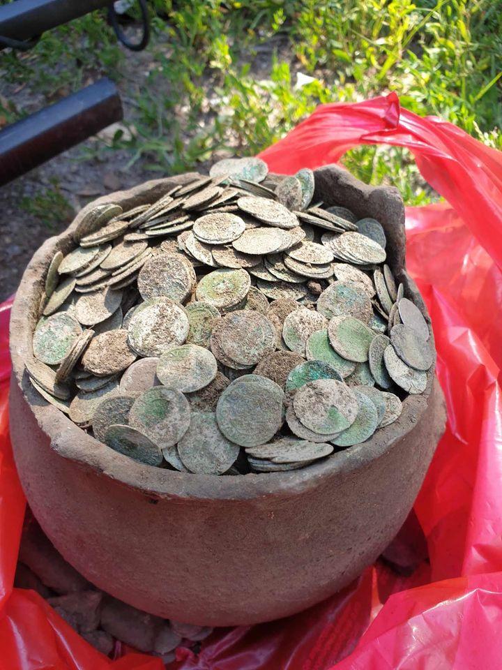 3 người đàn ông tìm thấy bình gốm cổ, lập tức giao nộp cho chính quyền: Chuyên gia hé lộ về kho báu của nhà vua hơn 500 năm trước - Ảnh 2.