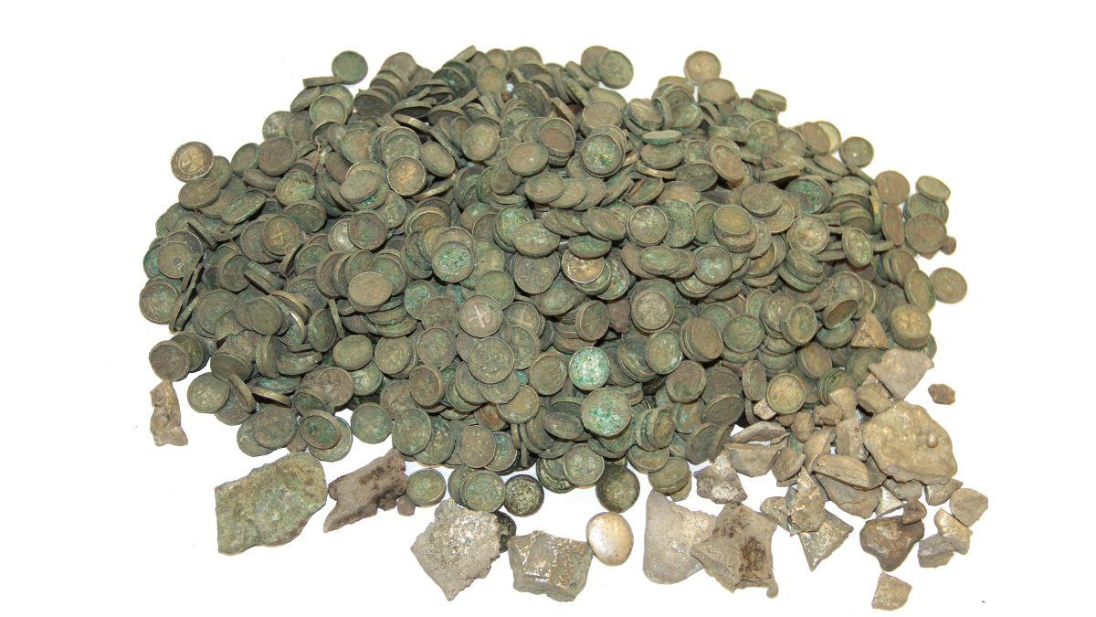 3 người đàn ông tìm thấy bình gốm cổ, lập tức giao nộp cho chính quyền: Chuyên gia hé lộ về kho báu của nhà vua hơn 500 năm trước - Ảnh 3.