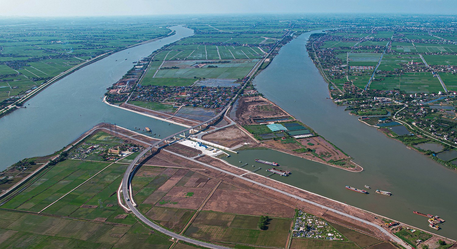Mục sở thị kênh nối sông Đáy - Ninh Cơ 2.300 tỷ đồng vừa vận hành - Ảnh 1.