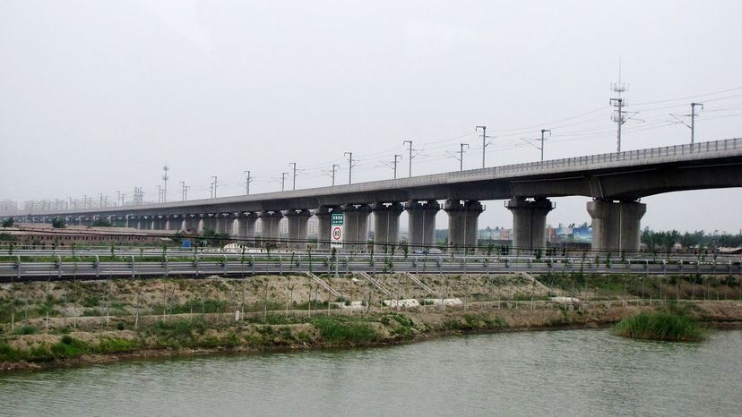 Trung Quốc sở hữu hệ thống ‘siêu cầu đường’ top đầu thế giới: Áp dụng công nghệ lát nhựa đường thần tốc độc quyền, 3-4 năm là xây xong 1 cầu, chi phí khủng 100-200 nghìn tỷ đồng là chuyện bình thường - Ảnh 3.