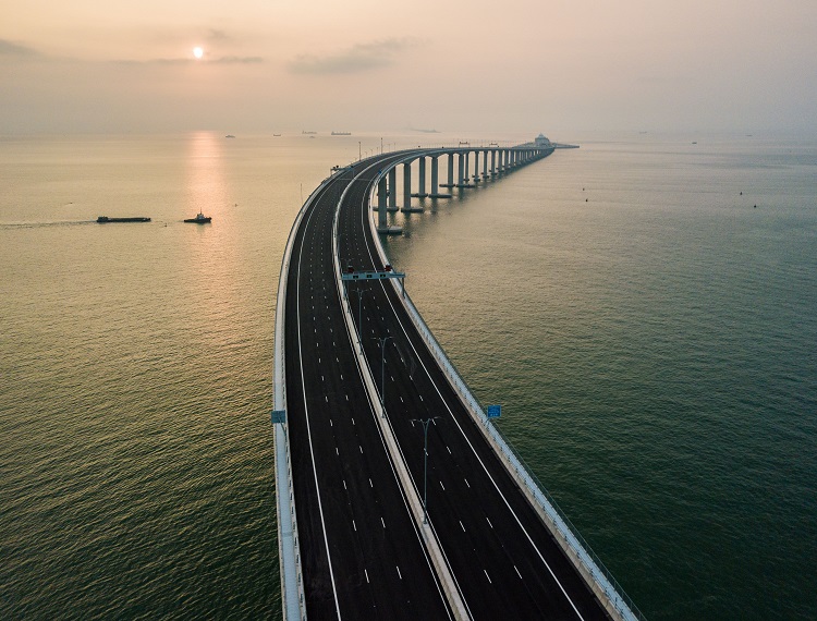 Bật mí về cây cầu dài nhất thế giới với chiều dài 55km, gấp 20 lần cầu Cổng vàng - Ảnh 1.