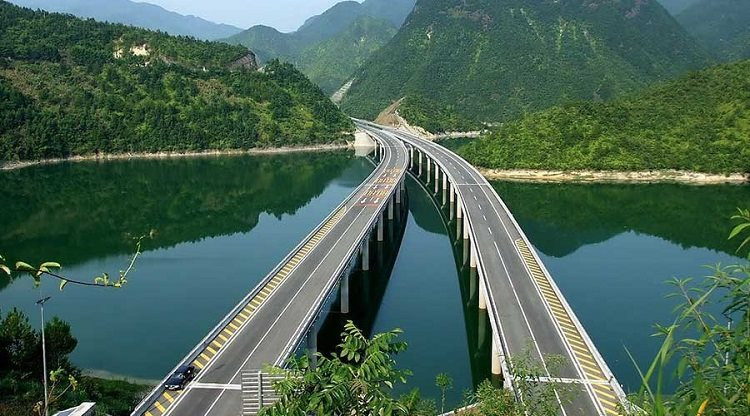 Trung Quốc sở hữu hệ thống ‘siêu cầu đường’ top đầu thế giới: Áp dụng công nghệ lát nhựa đường thần tốc độc quyền, 3-4 năm là xây xong 1 cầu, chi phí khủng 100-200 nghìn tỷ đồng là chuyện bình thường - Ảnh 1.