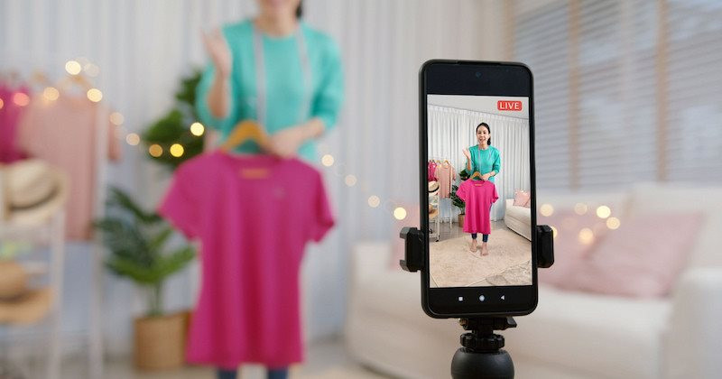 Đằng sau cú vượt mặt của TikTok Shop trước Lazada: Phần lớn người tiêu dùng Việt dành tối đa 3 giờ hàng tuần để xem livestream, mỗi phiên xem 15-30 phút - Ảnh 1.