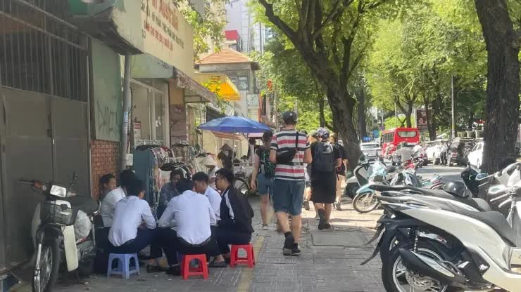 Du khách châu Âu ấn tượng với hành trình khám phá Việt Nam - Ảnh 2.