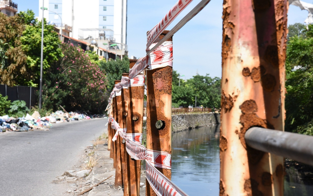Hàng loạt lan can an toàn dọc bờ nhiều sông ở Hà Nội “có cũng như không” - Ảnh 19.