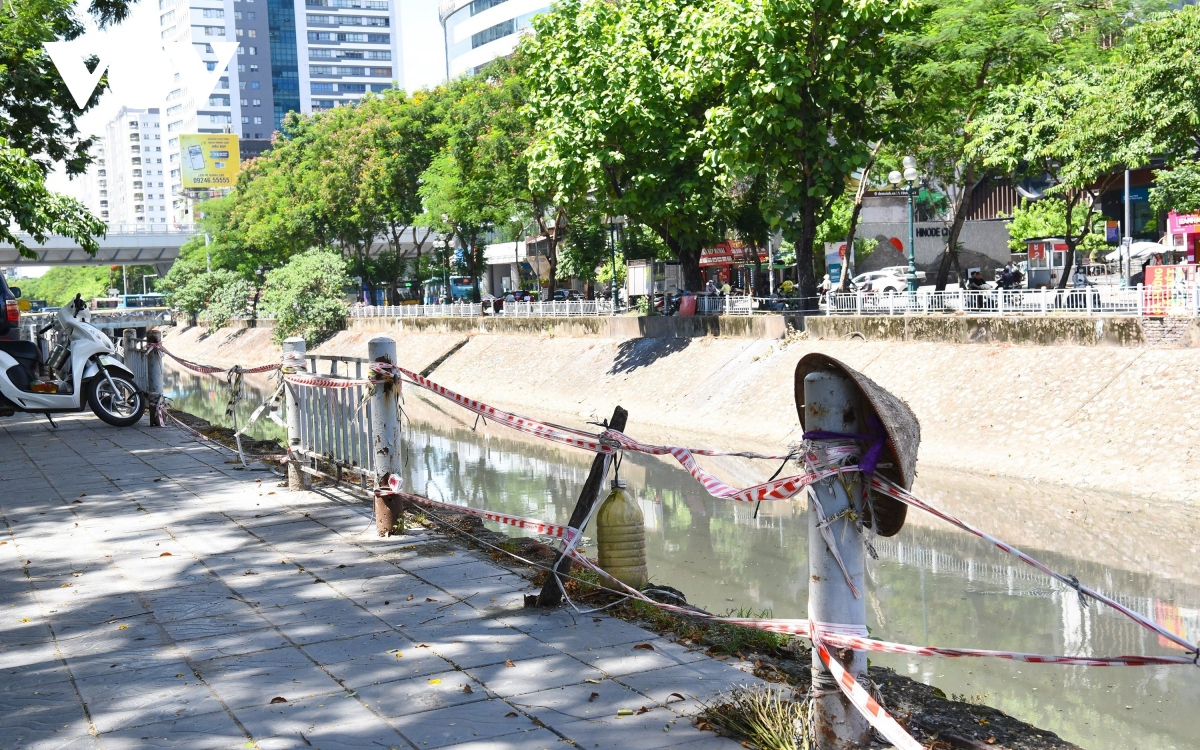 Hàng loạt lan can an toàn dọc bờ nhiều sông ở Hà Nội “có cũng như không” - Ảnh 18.