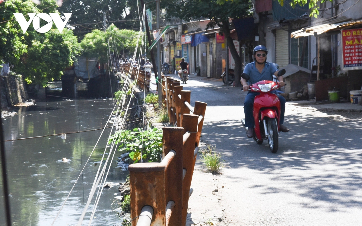 Hàng loạt lan can an toàn dọc bờ nhiều sông ở Hà Nội “có cũng như không” - Ảnh 1.