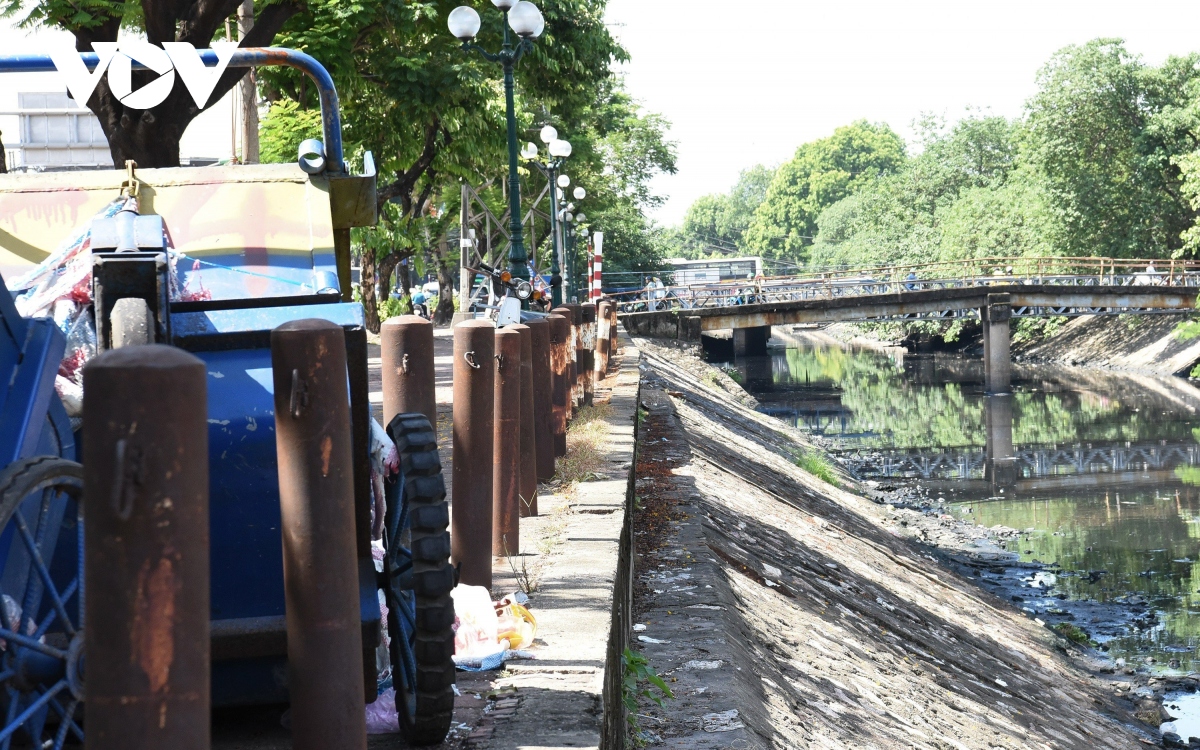 Hàng loạt lan can an toàn dọc bờ nhiều sông ở Hà Nội “có cũng như không” - Ảnh 13.