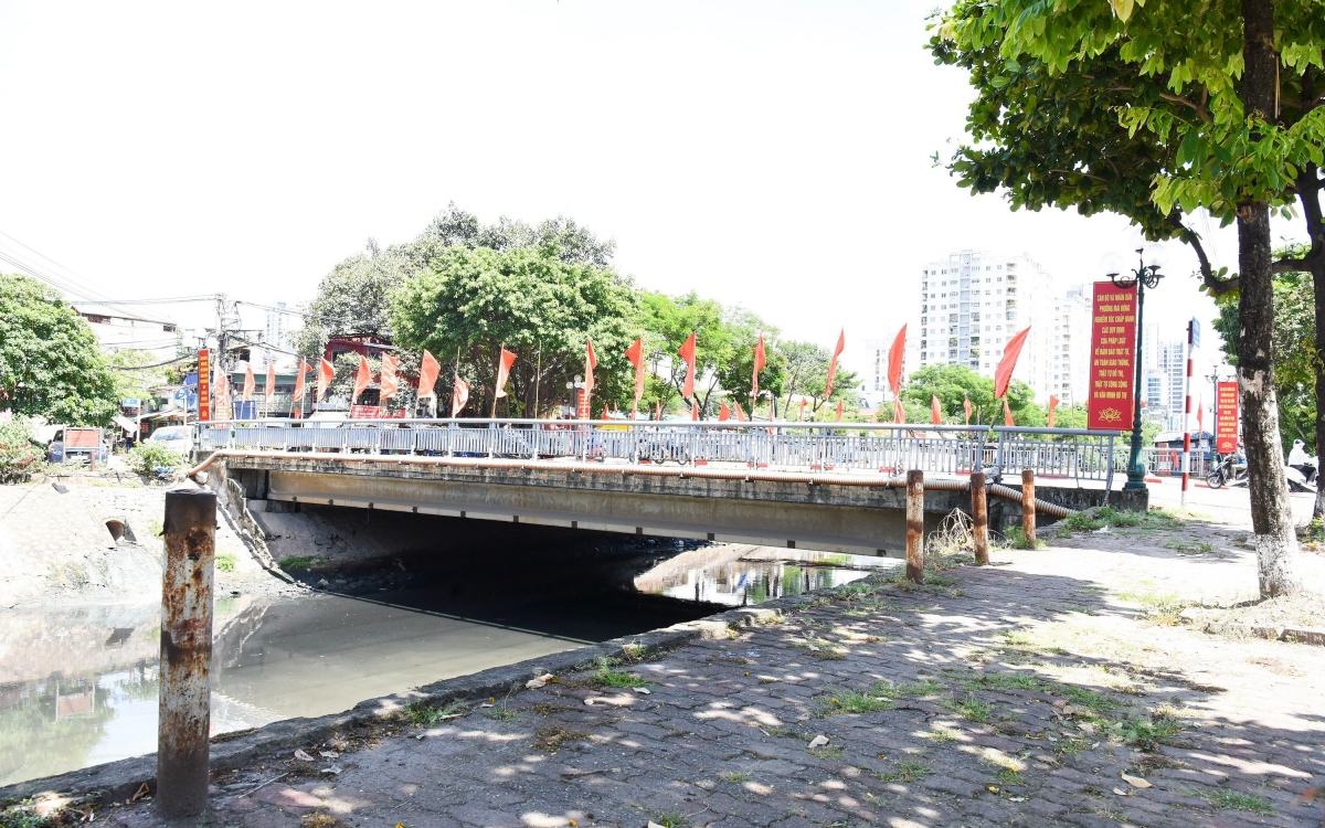 Hàng loạt lan can an toàn dọc bờ nhiều sông ở Hà Nội “có cũng như không” - Ảnh 15.