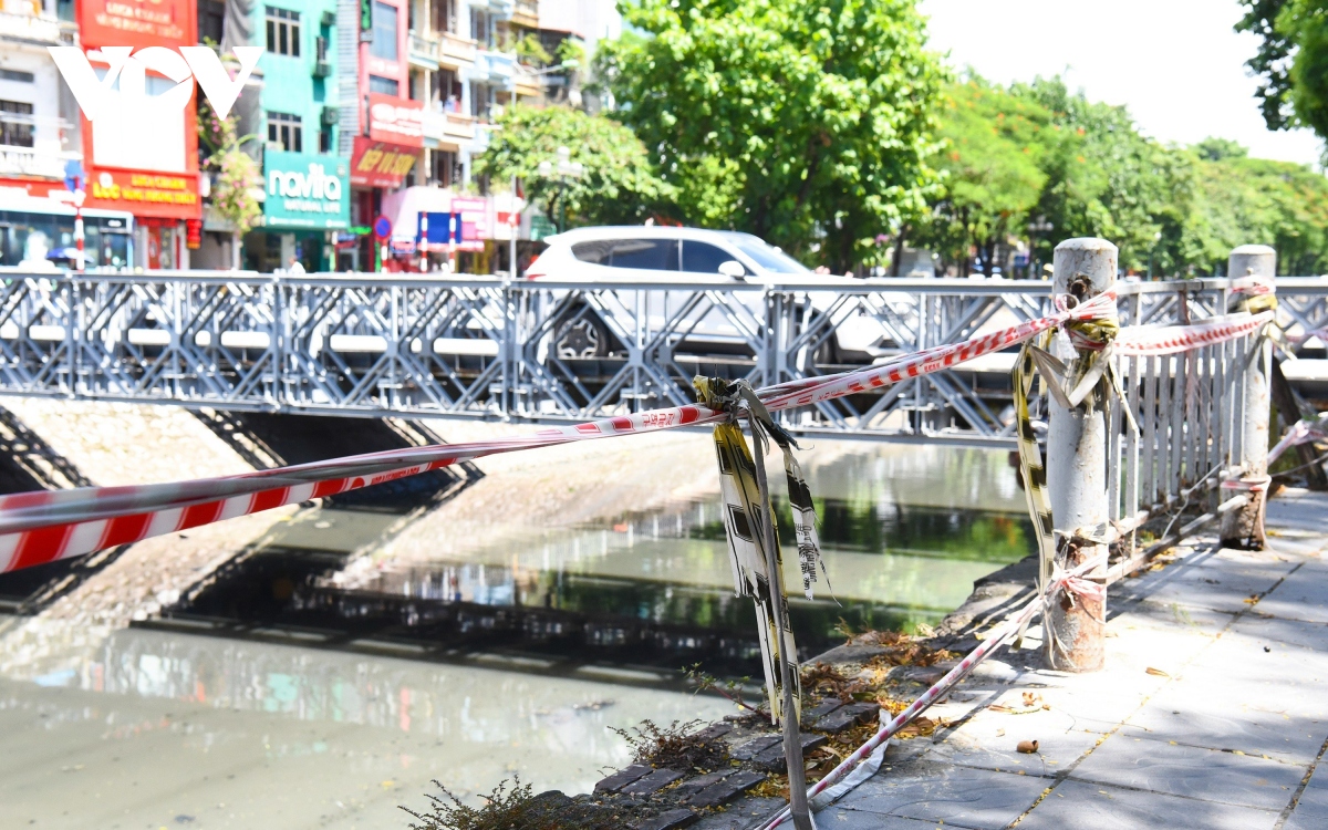 Hàng loạt lan can an toàn dọc bờ nhiều sông ở Hà Nội “có cũng như không” - Ảnh 16.