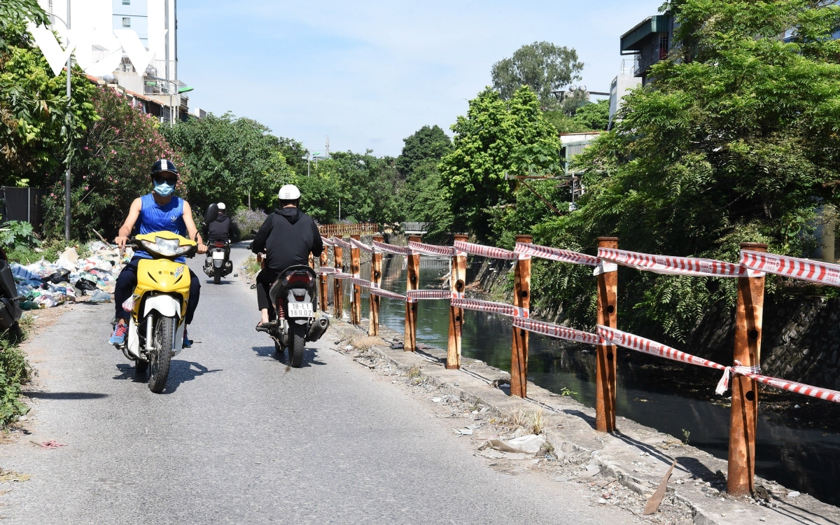 Hàng loạt lan can an toàn dọc bờ nhiều sông ở Hà Nội “có cũng như không” - Ảnh 2.