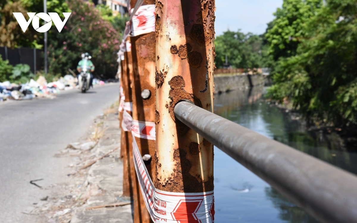 Hàng loạt lan can an toàn dọc bờ nhiều sông ở Hà Nội “có cũng như không” - Ảnh 3.