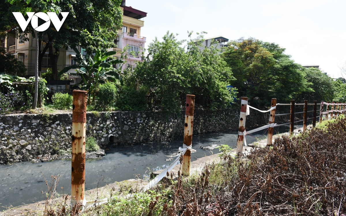 Hàng loạt lan can an toàn dọc bờ nhiều sông ở Hà Nội “có cũng như không” - Ảnh 8.