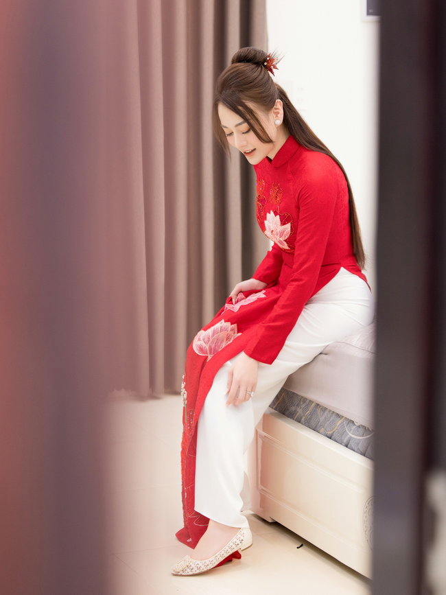 Bóc giá áo dài ăn hỏi của Phương Oanh: 2 thiết kế trị giá 27 triệu, cô dâu ghi điểm nhờ đi giày bệt - Ảnh 5.