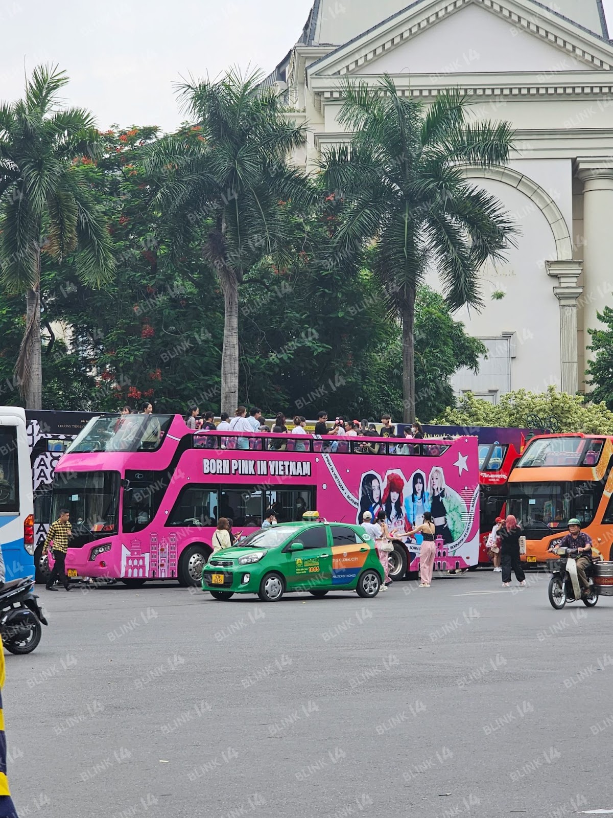 Xe buýt đen hồng quảng bá show Born Pink đi khắp Hà Nội, cận cảnh món quà của fan Việt sẽ được trao tận tay BLACKPINK - Ảnh 1.