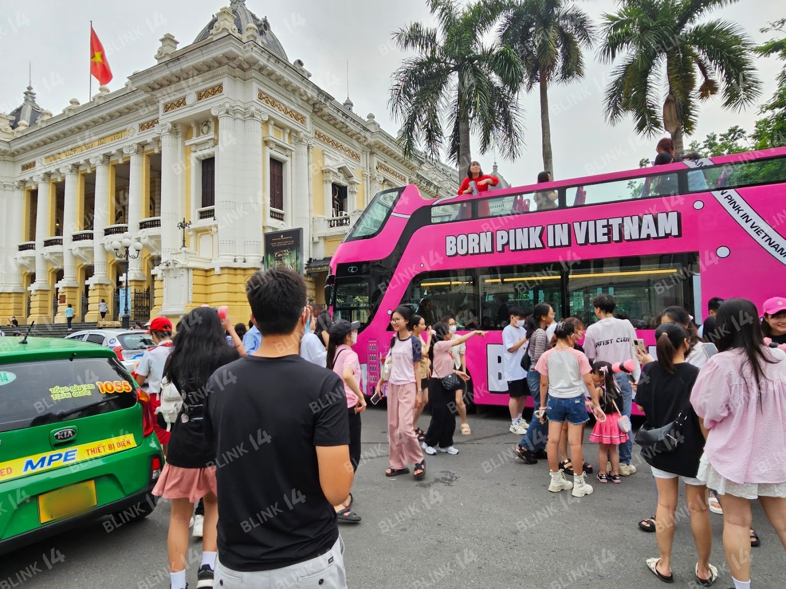 Xe buýt đen hồng quảng bá show Born Pink đi khắp Hà Nội, cận cảnh món quà của fan Việt sẽ được trao tận tay BLACKPINK - Ảnh 2.