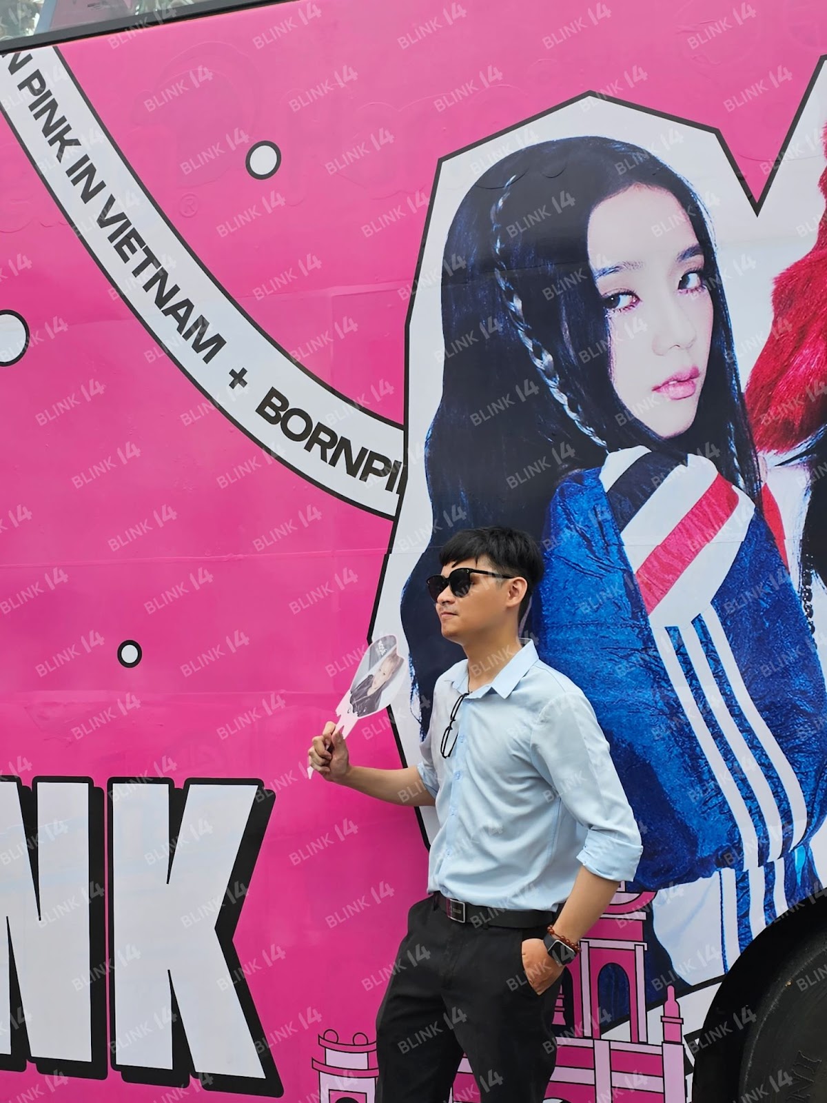 Xe buýt đen hồng quảng bá show Born Pink đi khắp Hà Nội, cận cảnh món quà của fan Việt sẽ được trao tận tay BLACKPINK - Ảnh 4.
