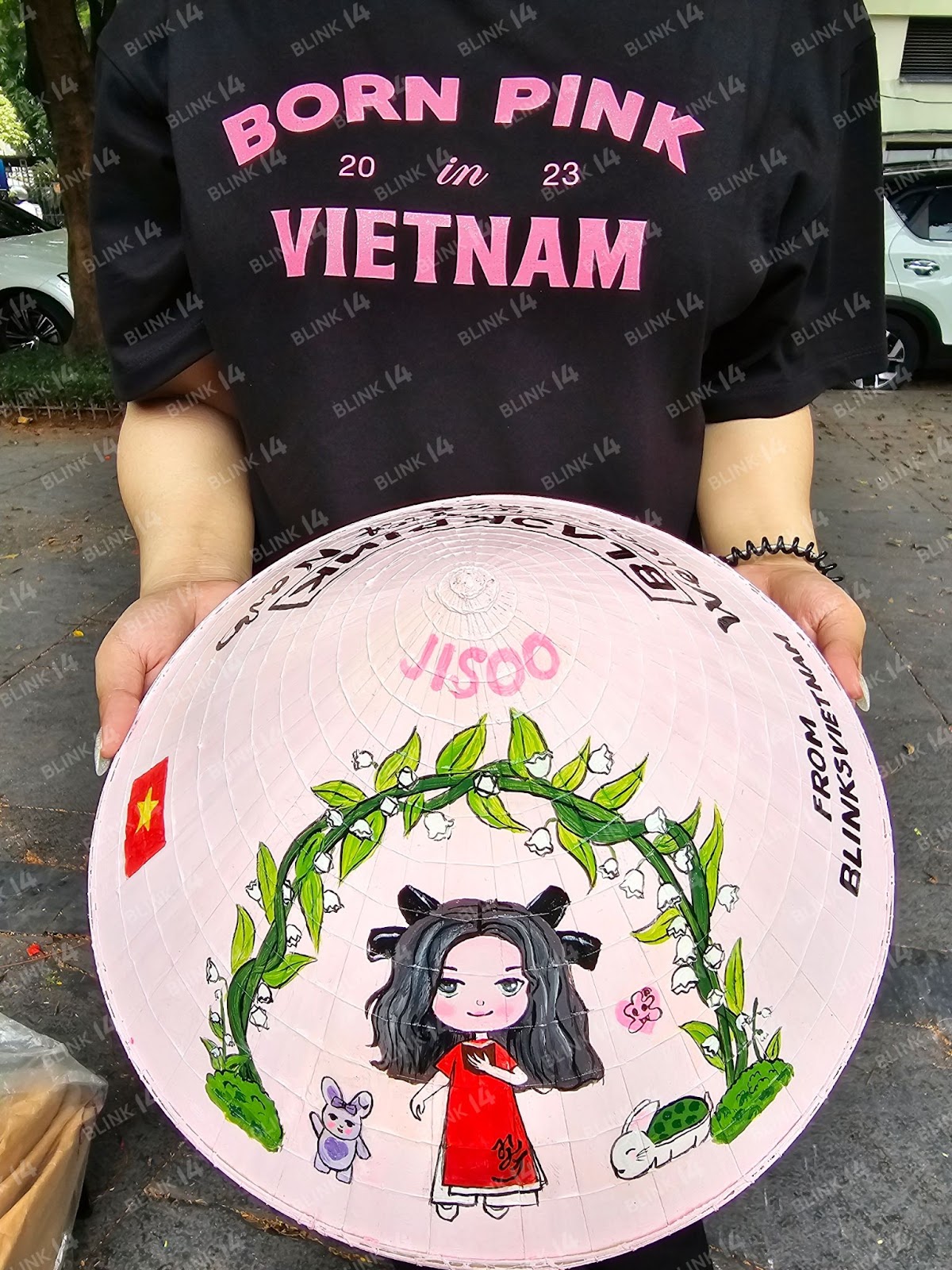 Xe buýt đen hồng quảng bá show Born Pink đi khắp Hà Nội, cận cảnh món quà của fan Việt sẽ được trao tận tay BLACKPINK - Ảnh 5.