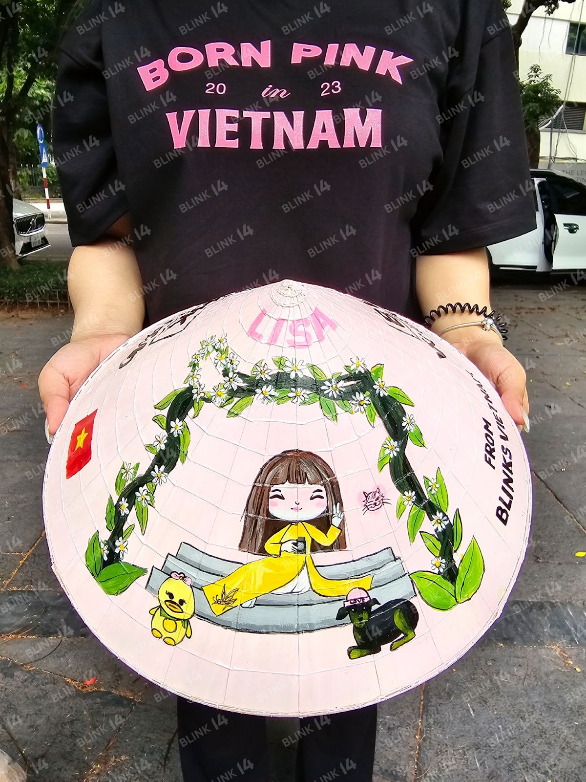Xe buýt đen hồng quảng bá show Born Pink đi khắp Hà Nội, cận cảnh món quà của fan Việt sẽ được trao tận tay BLACKPINK - Ảnh 6.