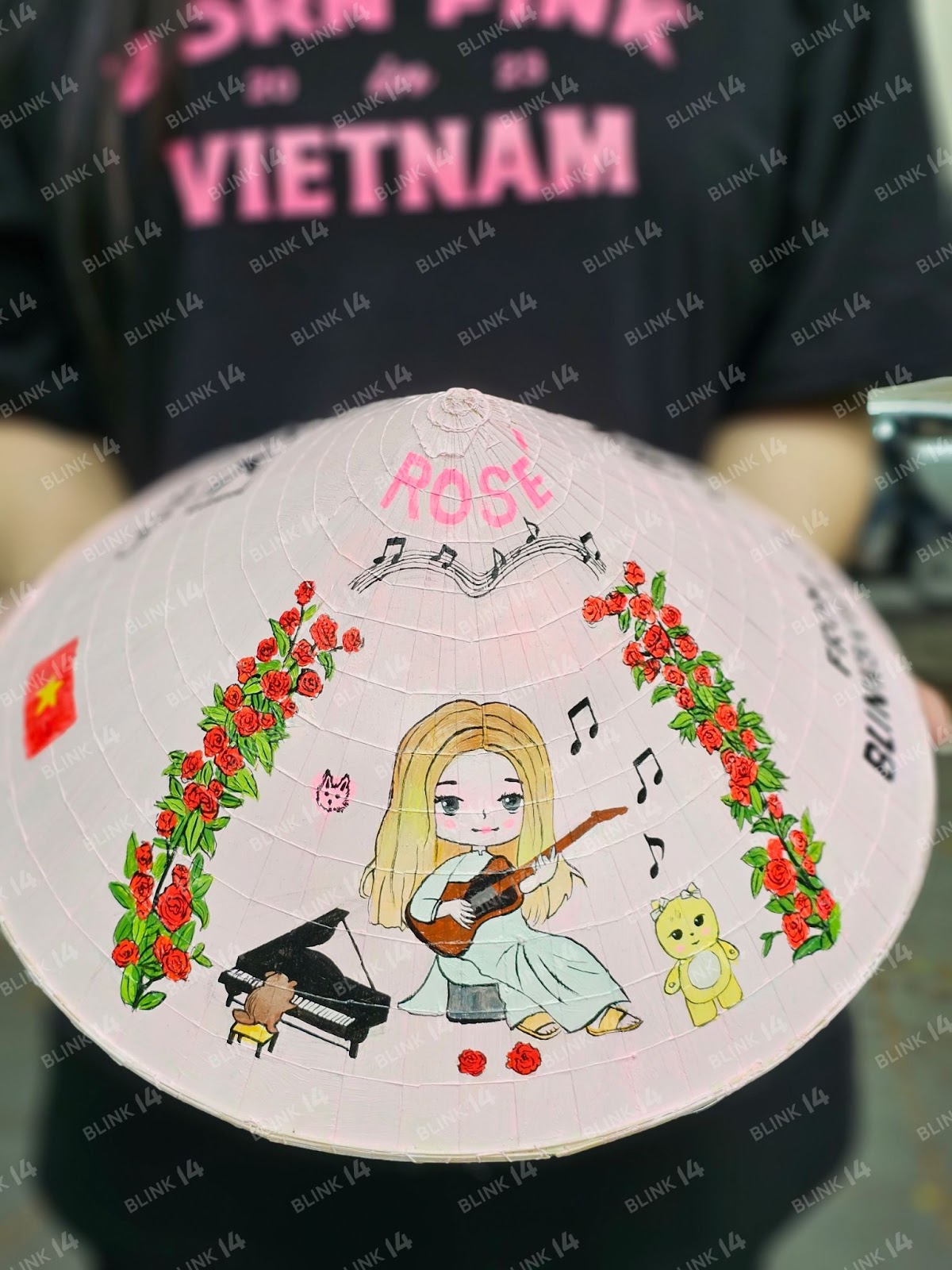 Xe buýt đen hồng quảng bá show Born Pink đi khắp Hà Nội, cận cảnh món quà của fan Việt sẽ được trao tận tay BLACKPINK - Ảnh 8.