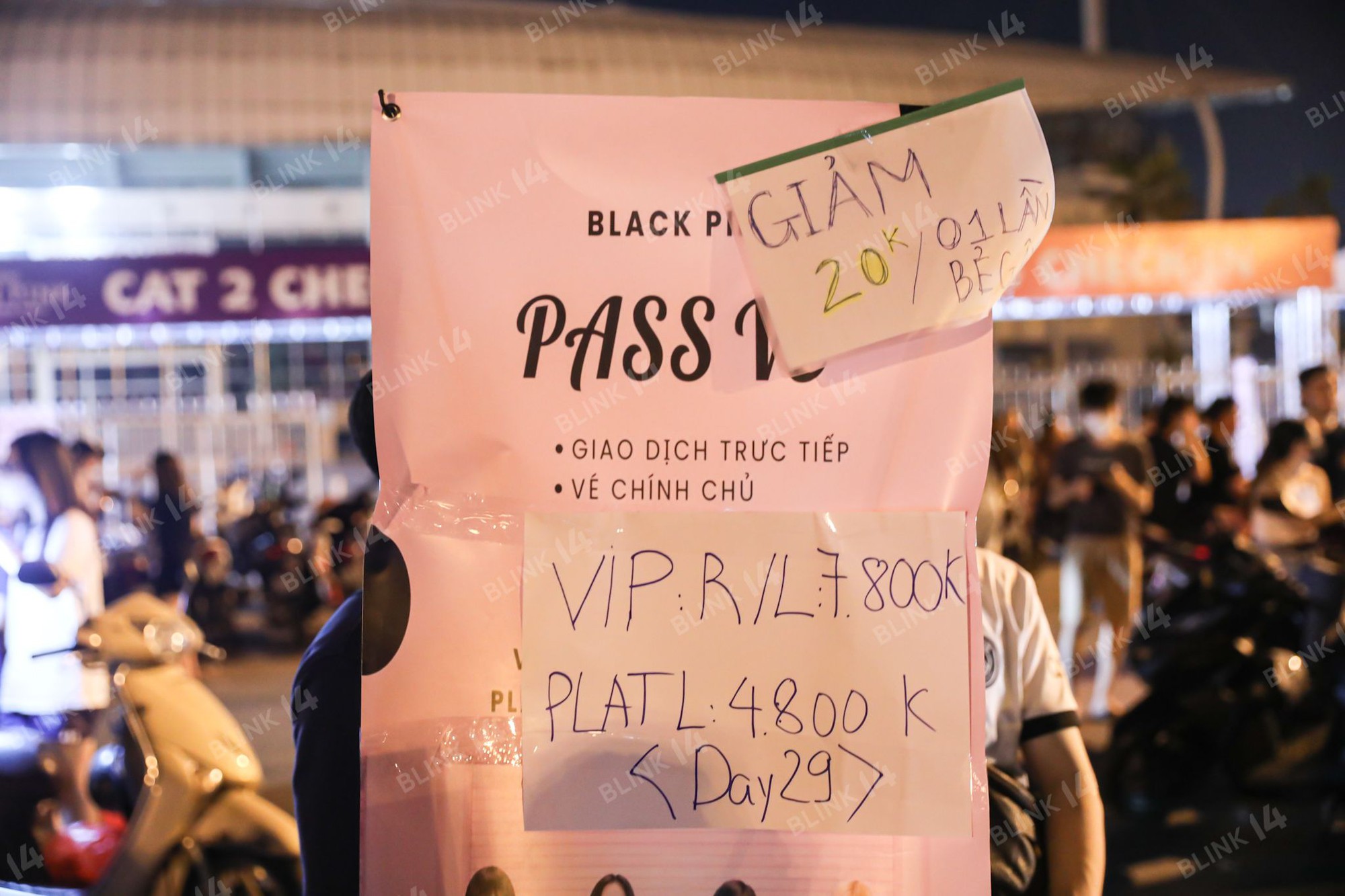 Tối kéo nhau ra Mỹ Đình pass vé BLACKPINK, sáng dậy sớm đi làm trả nợ, có nhóm ôm 2 tỷ tiền vé! - Ảnh 5.