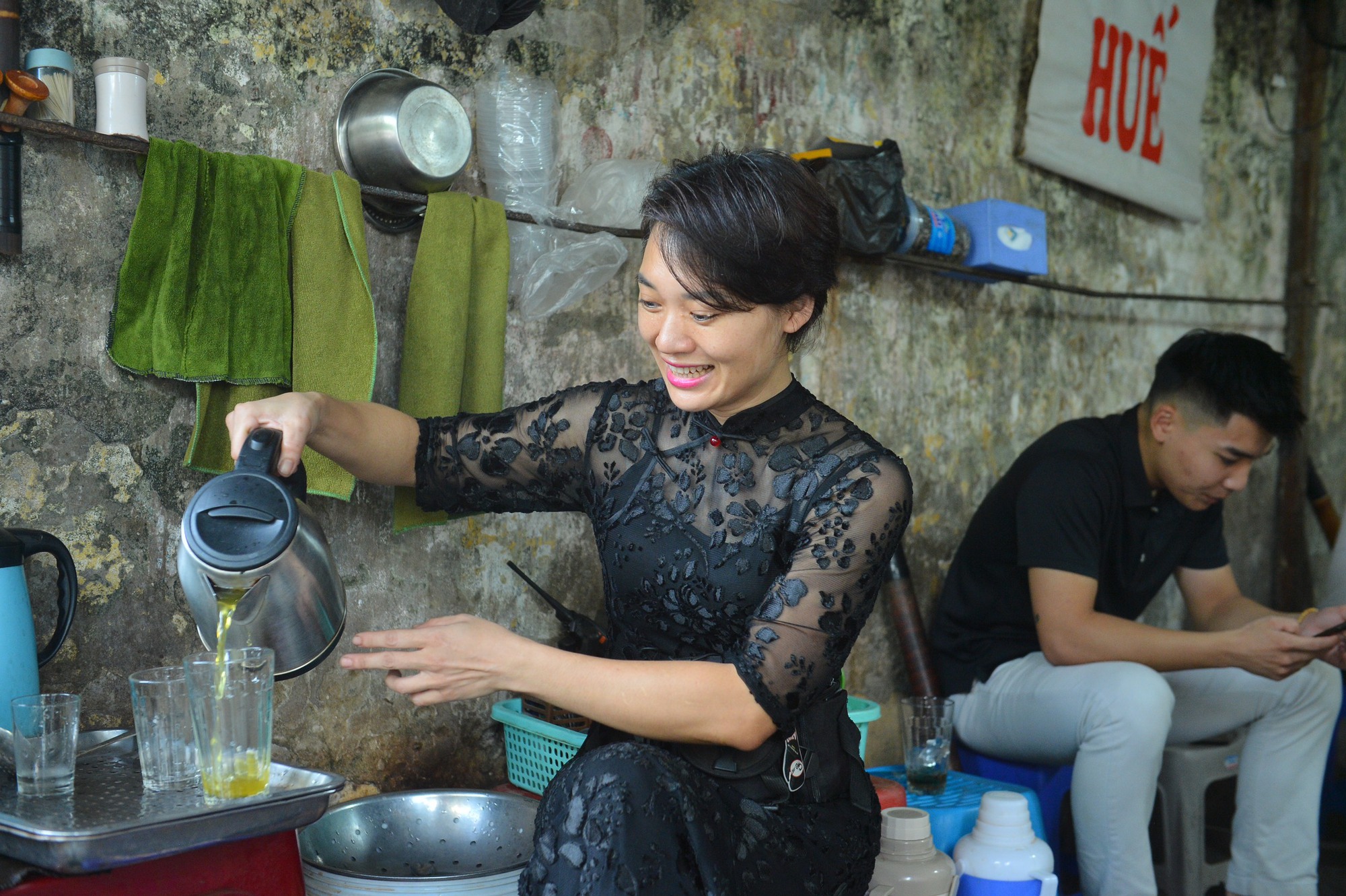 Mỗi ngày một bộ đồ xẻ tà, cô chủ quán trà đá múa cốc bằng nước sôi thu hút khách - Ảnh 3.