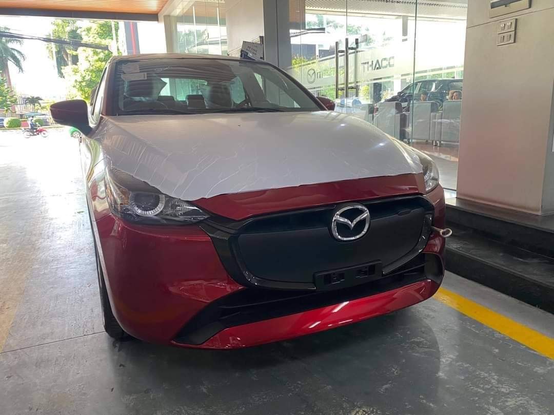 Mazda2 2024 ồ ạt về đại lý trước ngày ra mắt: Mặt kín kiểu xe điện, giá dự kiến từ 429 triệu, rẻ hơn Morning, i10 bản full