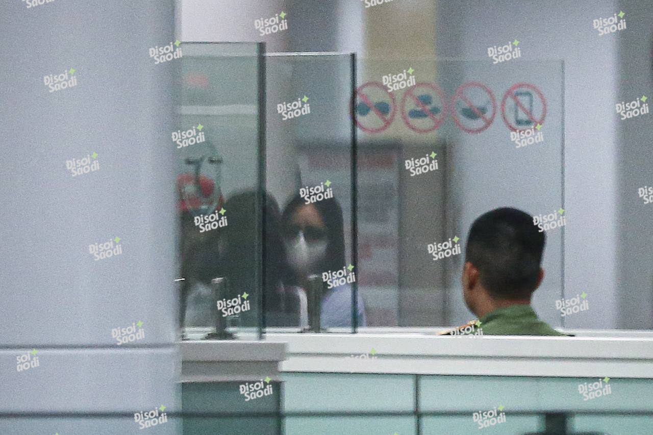 Nóng 1000 độ: Cận cảnh 4 thành viên BLACKPINK check-in ở sân bay Nội Bài, Rosé có hành động gây sốt - Ảnh 4.