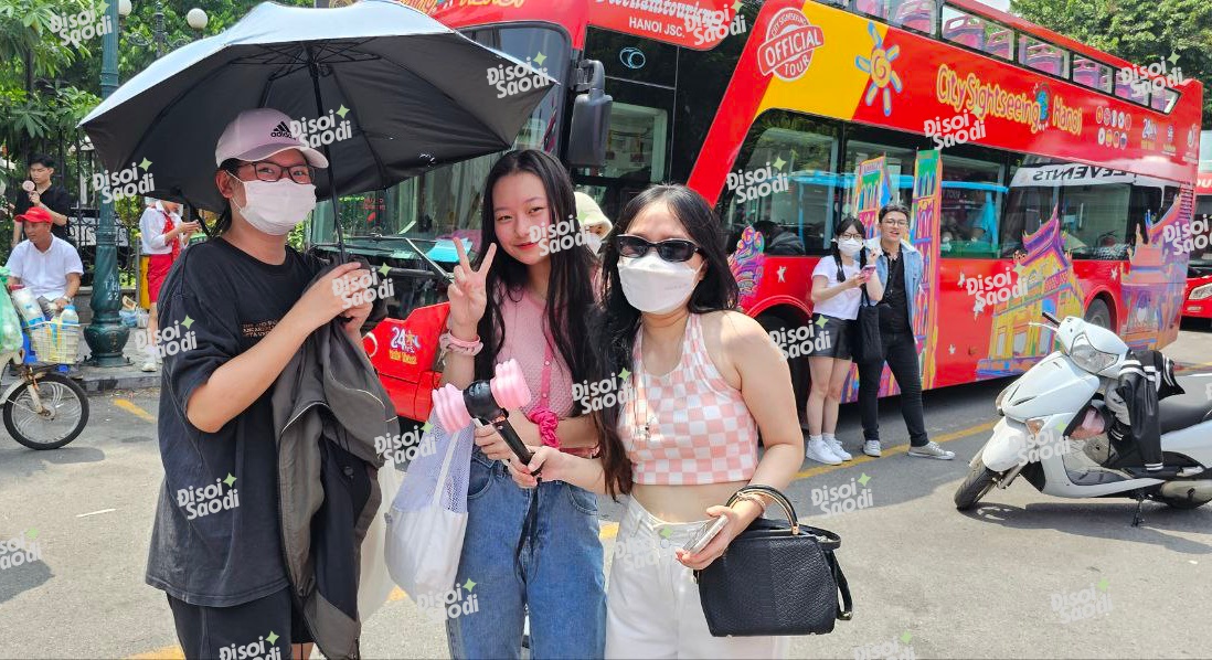 Khinh khí cầu BLACKPINK đã được khéo lên ở Mỹ Đình, xe bus diễu hành &quot;đưa&quot; Jisoo và Rosé vòng quanh bát phố - Ảnh 15.