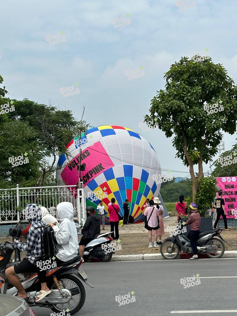 Khinh khí cầu BLACKPINK đã được khéo lên ở Mỹ Đình, xe bus diễu hành &quot;đưa&quot; Jisoo và Rosé vòng quanh bát phố - Ảnh 6.