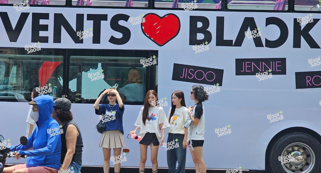 Khinh khí cầu BLACKPINK đã được khéo lên ở Mỹ Đình, xe bus diễu hành "đưa" Jisoo và Rosé vòng quanh bát phố