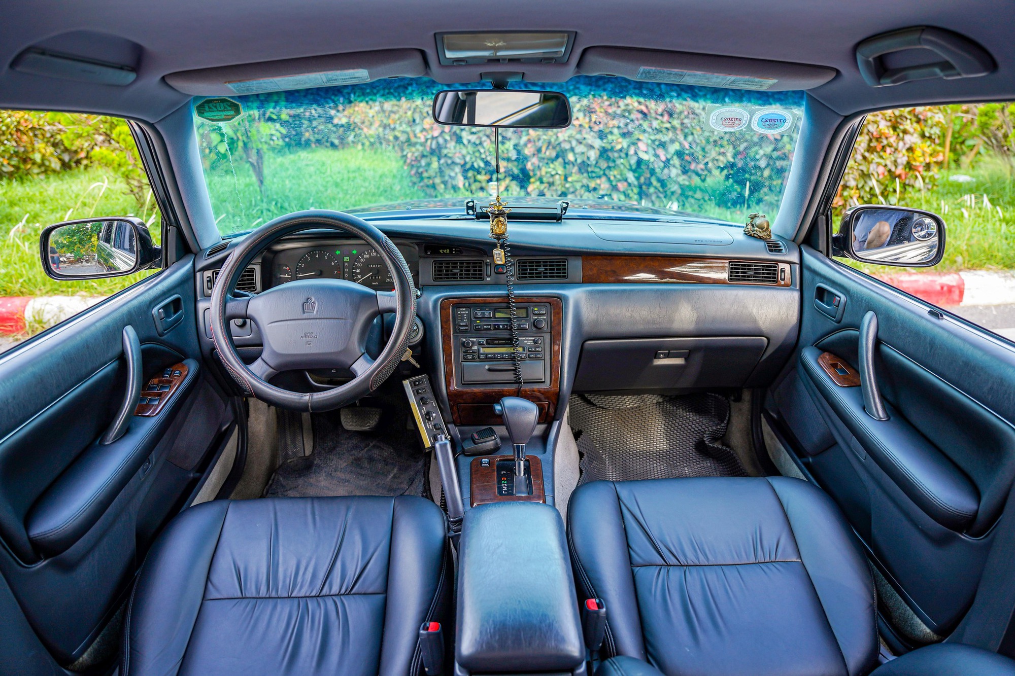 Cán mốc 26 tuổi, 'huyền thoại một thời' Toyota Crown vẫn được rao bán 910 triệu, ngang tiền mua Mazda6 bản 'full' - Ảnh 2.