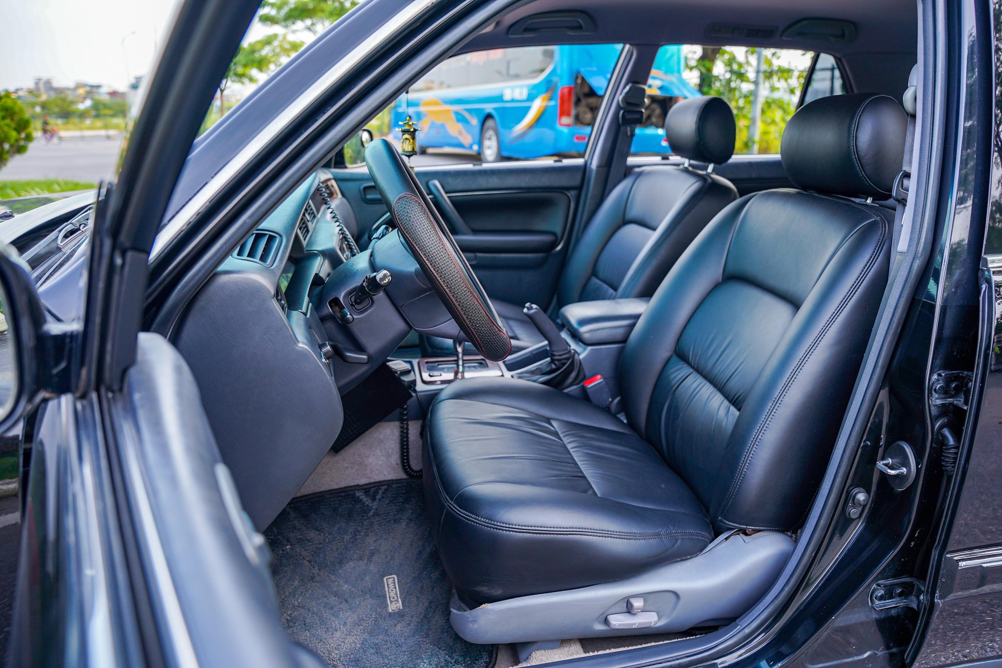 Cán mốc 26 tuổi, 'huyền thoại một thời' Toyota Crown vẫn được rao bán 910 triệu, ngang tiền mua Mazda6 bản 'full' - Ảnh 3.