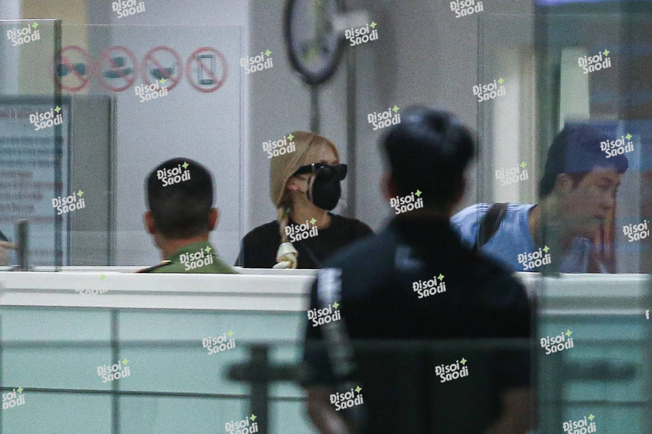 Nóng 1000 độ: Cận cảnh 4 thành viên BLACKPINK check-in ở sân bay Nội Bài, Rosé có hành động gây sốt - Ảnh 6.