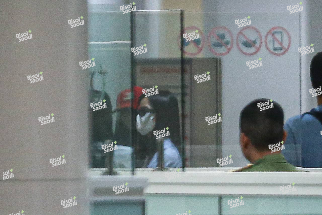 Nóng 1000 độ: Cận cảnh 4 thành viên BLACKPINK check-in ở sân bay Nội Bài, Rosé có hành động gây sốt - Ảnh 3.