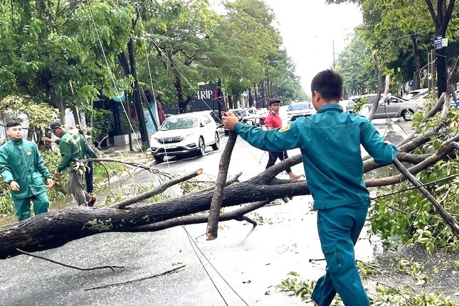 Đường phố Bình Dương, Bình Phước tan hoang sau cơn mưa lớn kéo dài - Ảnh 9.