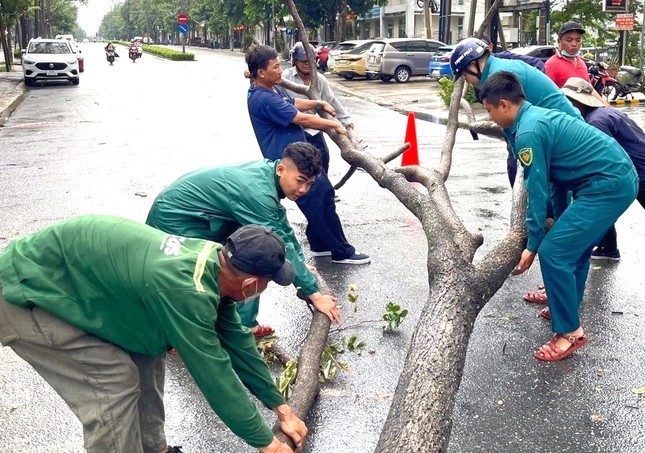 Đường phố Bình Dương, Bình Phước tan hoang sau cơn mưa lớn kéo dài - Ảnh 8.