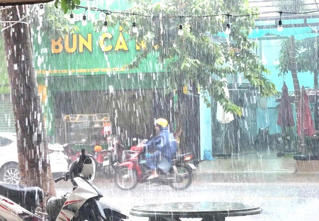 Đường phố Bình Dương, Bình Phước tan hoang sau cơn mưa lớn kéo dài - Ảnh 7.