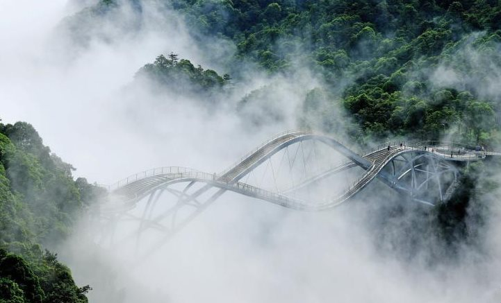 Trung Quốc xây dựng công trình ‘lơ lửng giữa mây’ khiến thế giới ngỡ ngàng: Uốn lượn như sóng giữa 2 vách núi, dài tới 100 mét, ‘độc lạ’ đến mức nhiều người không tin là có thật - Ảnh 2.