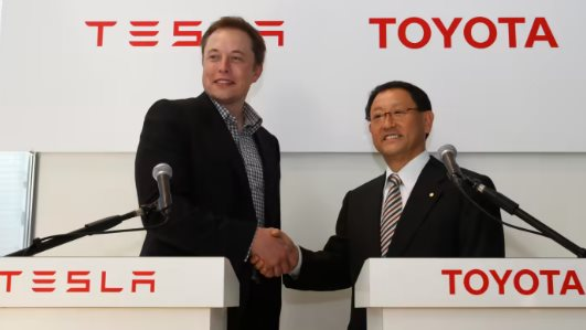 Chuyện ngược đời: Toyota từ vị thế đàn anh, lão làng trong ngành ô tô phải ‘cắp sách’ học Tesla cách sản xuất, thừa nhận ‘đó là một cú sốc’ - Ảnh 1.