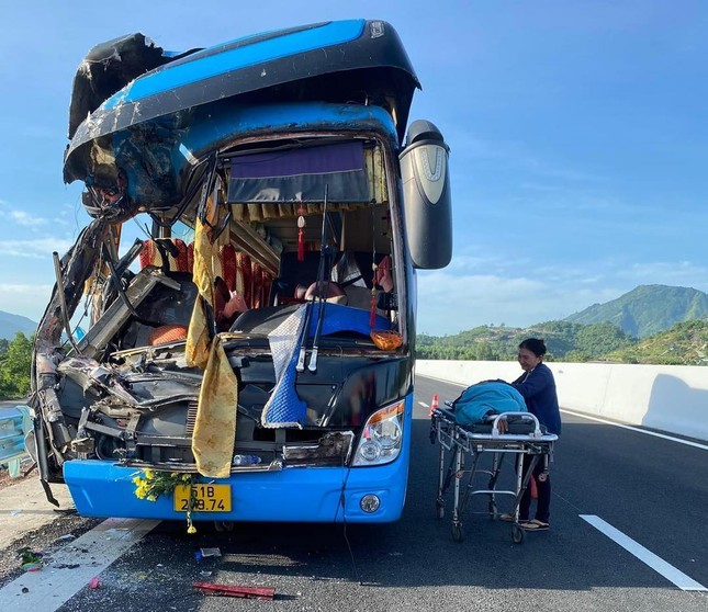 Xe khách gặp nạn trên cao tốc Nha Trang-Cam Lâm, 2 người tử vong, nhiều người bị thương - Ảnh 1.