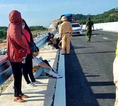 Xe khách gặp nạn trên cao tốc Nha Trang-Cam Lâm, 2 người tử vong, nhiều người bị thương - Ảnh 2.