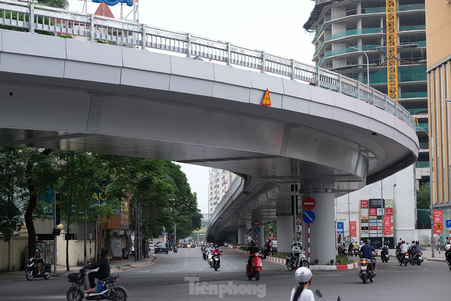 Nút giao thông Chùa Bộc - Phạm Ngọc Thạch sáng đầu tuần sau khi thông xe - Ảnh 2.