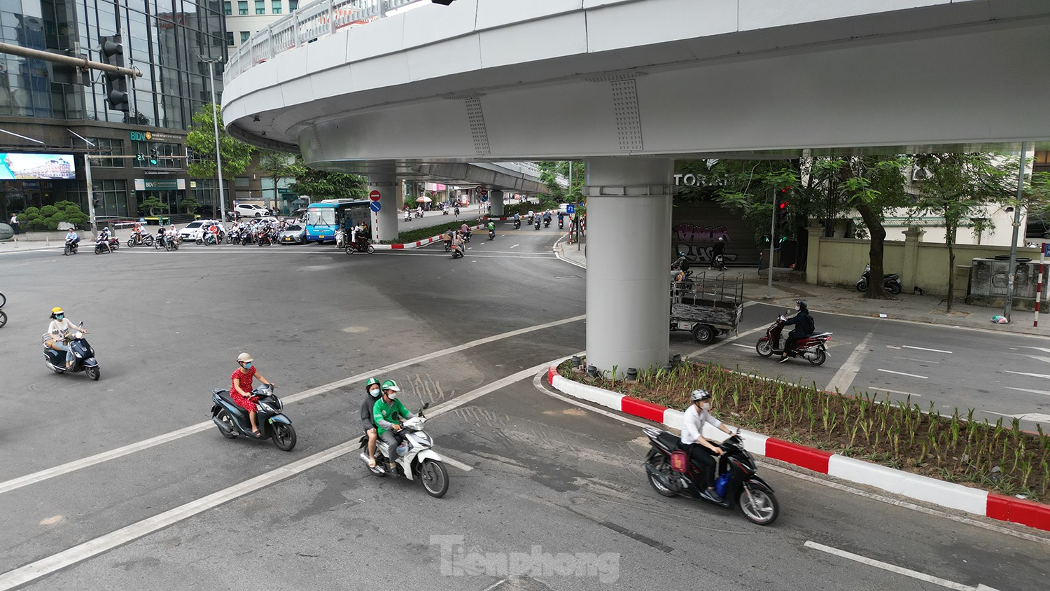 Nút giao thông Chùa Bộc - Phạm Ngọc Thạch sáng đầu tuần sau khi thông xe - Ảnh 3.