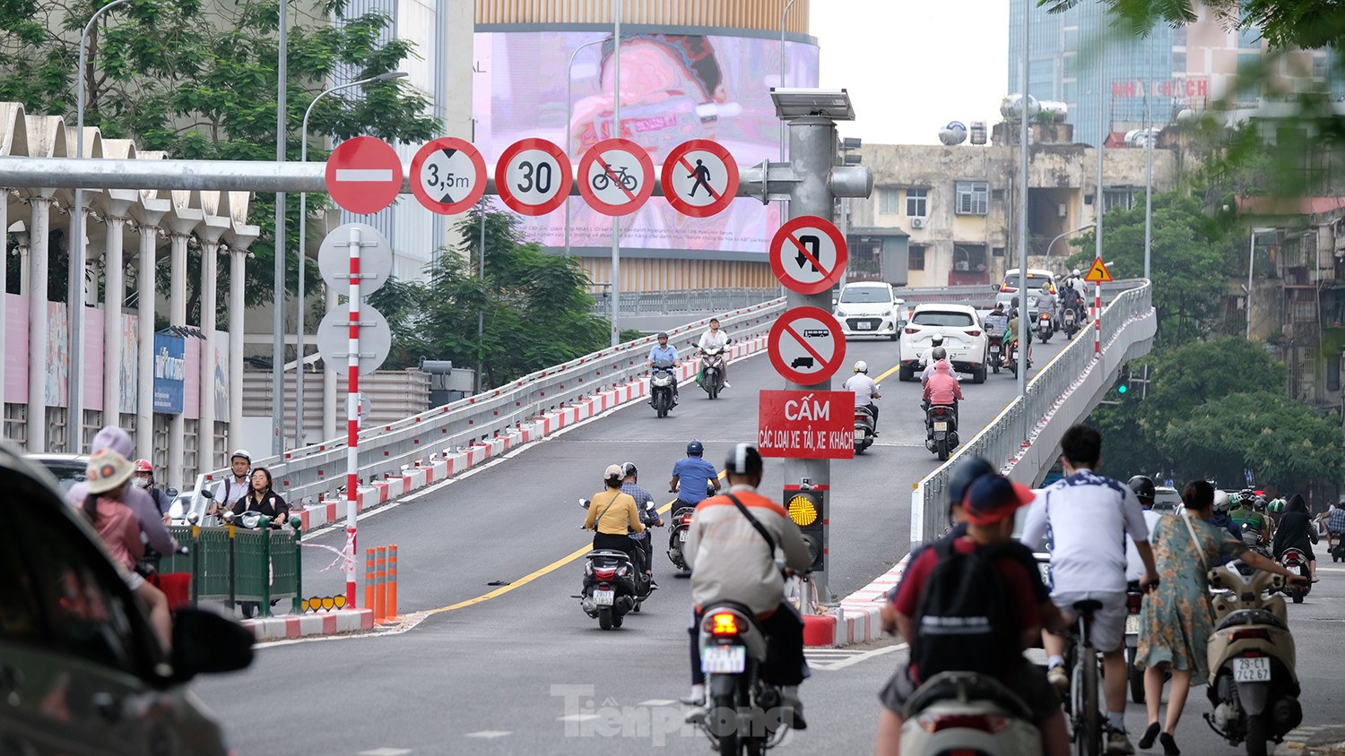 Nút giao thông Chùa Bộc - Phạm Ngọc Thạch sáng đầu tuần sau khi thông xe - Ảnh 7.