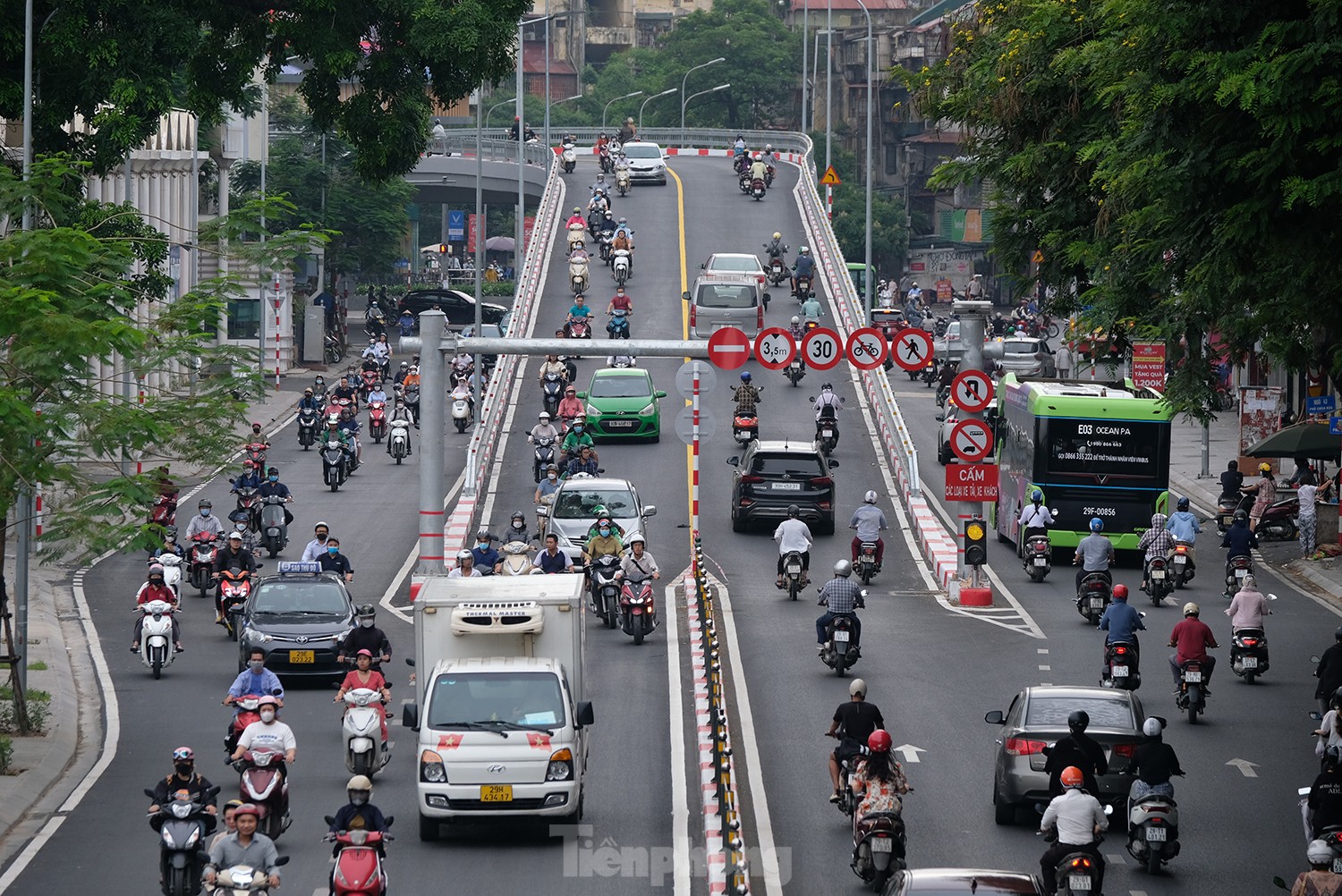 Nút giao thông Chùa Bộc - Phạm Ngọc Thạch sáng đầu tuần sau khi thông xe - Ảnh 8.