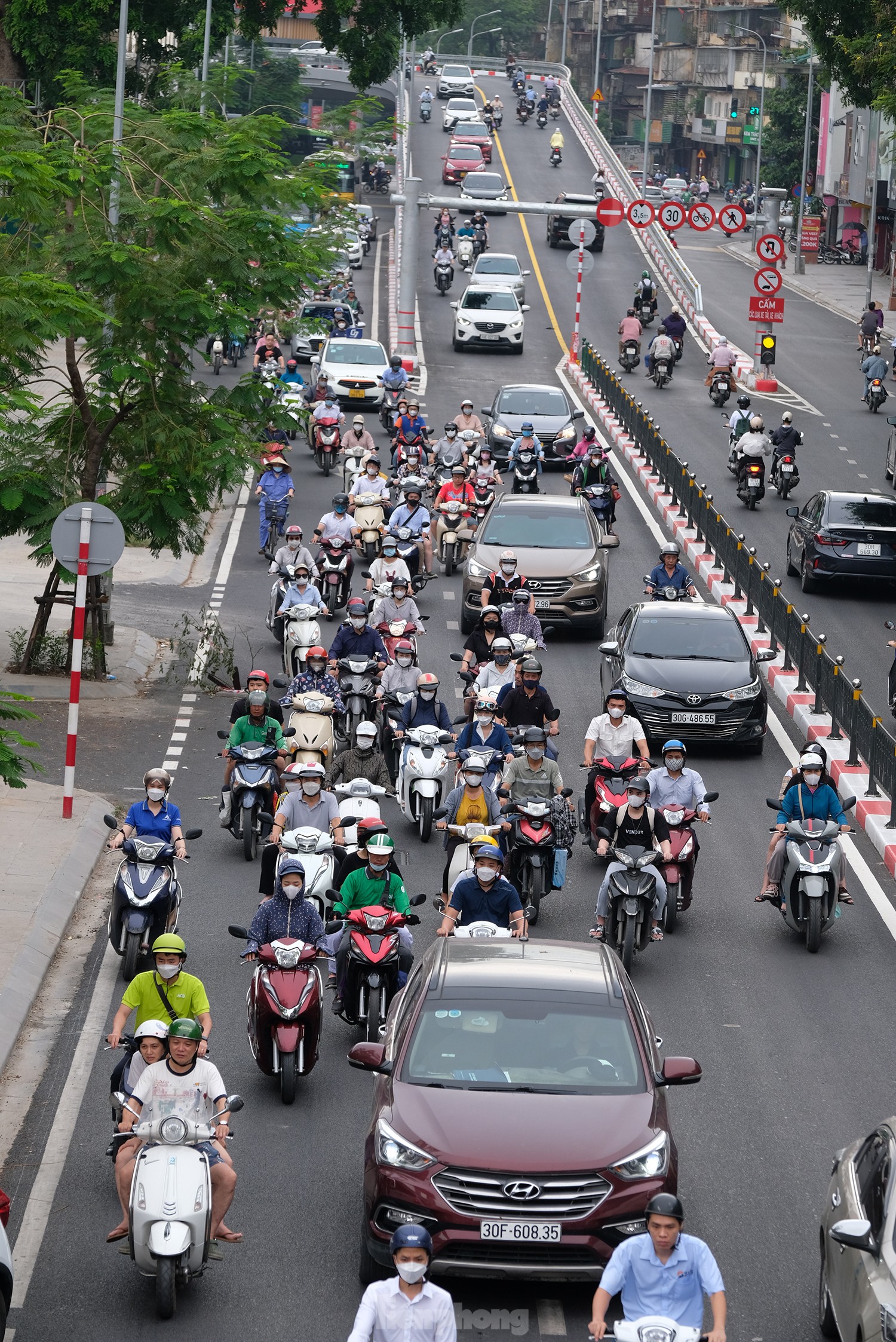 Nút giao thông Chùa Bộc - Phạm Ngọc Thạch sáng đầu tuần sau khi thông xe - Ảnh 9.