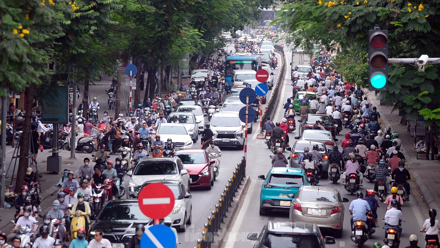 Nút giao thông Chùa Bộc - Phạm Ngọc Thạch sáng đầu tuần sau khi thông xe - Ảnh 11.